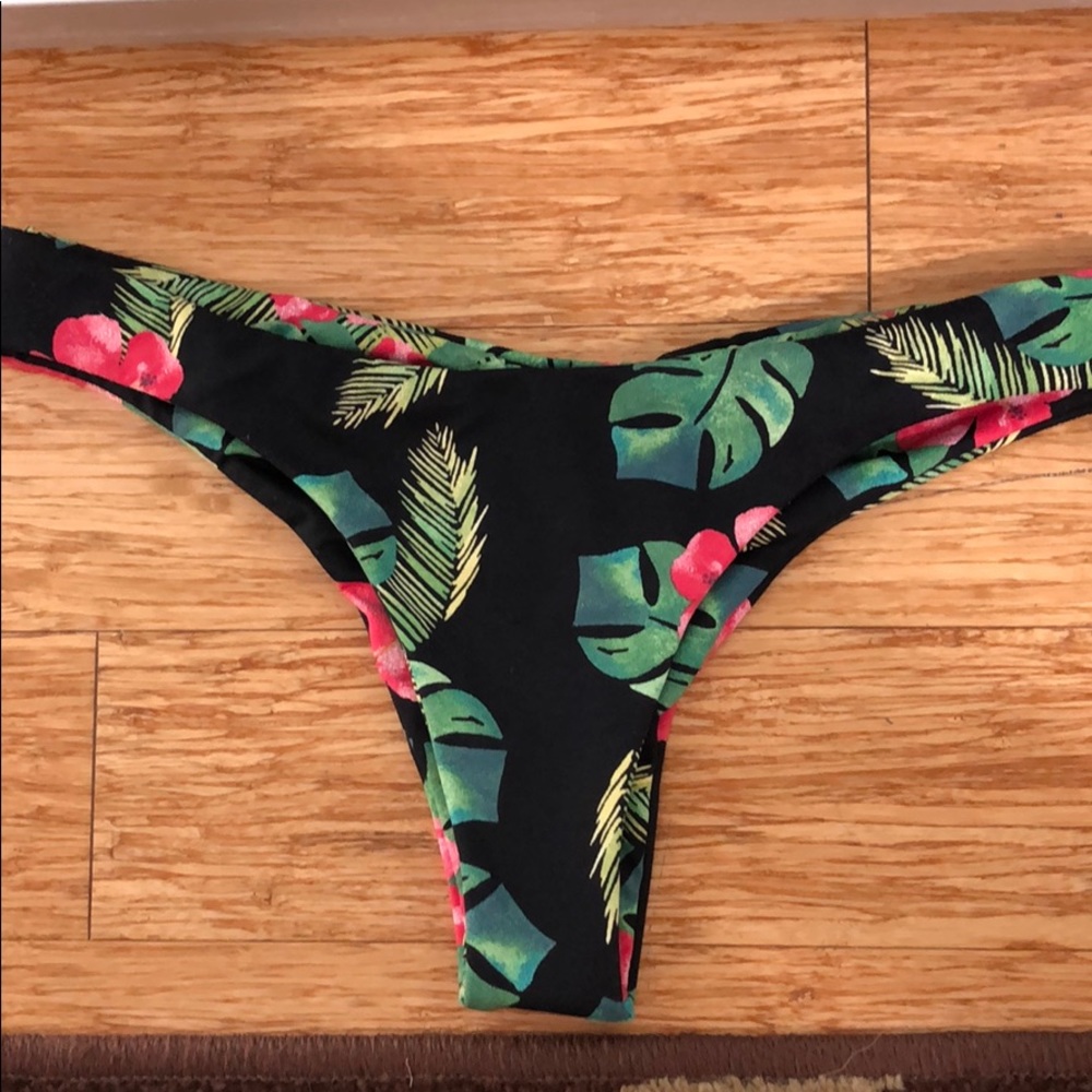 Midori bikini bottoms size large never worn